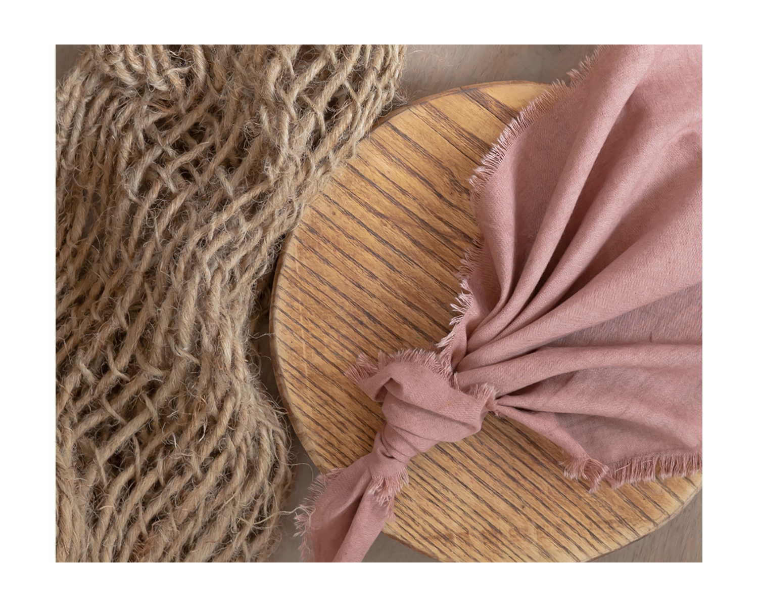 RENDELHETŐ mályva színű rojtos textil szalvéta