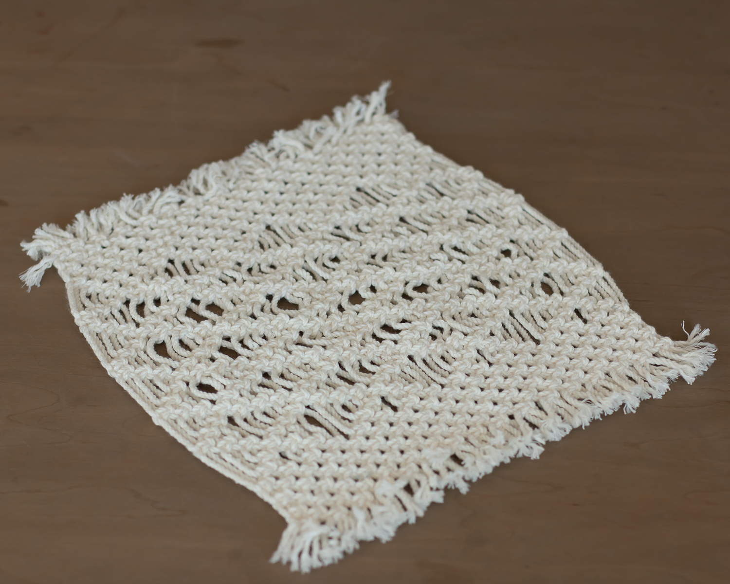 Törtfehér makramé mini szőnyeg