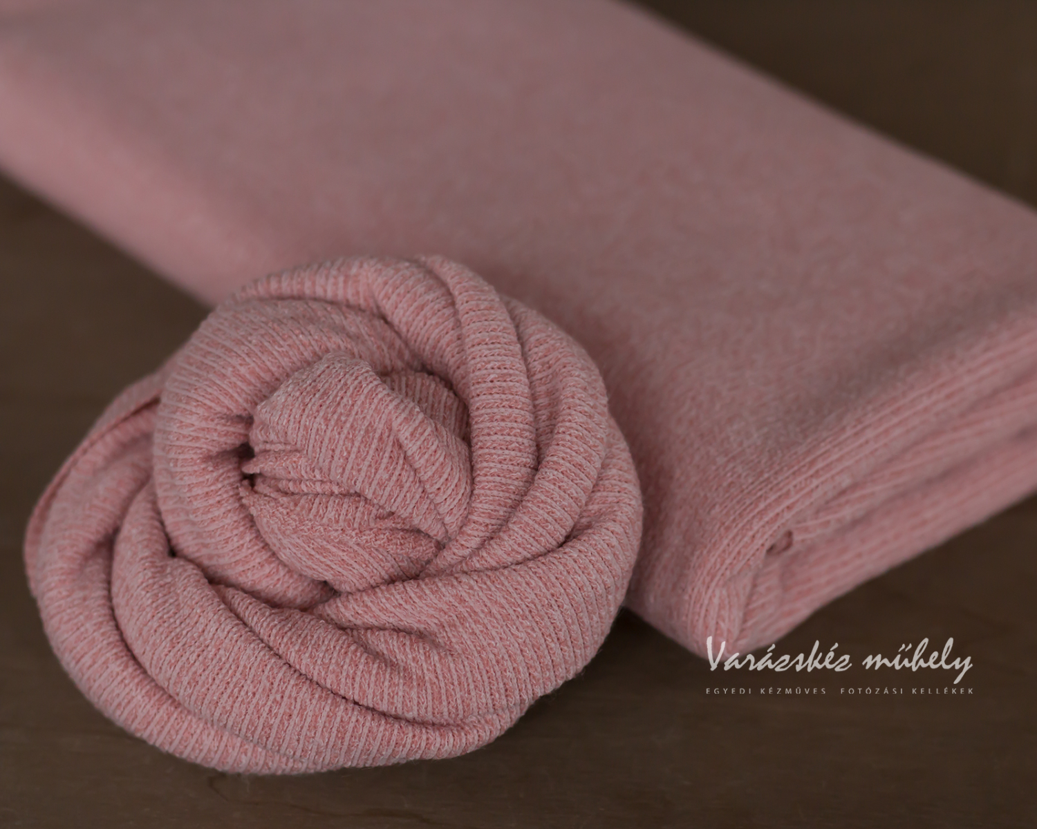 Kétrészes rózsaszín kötött szett: babzsák takaró, és elasztikus wrap