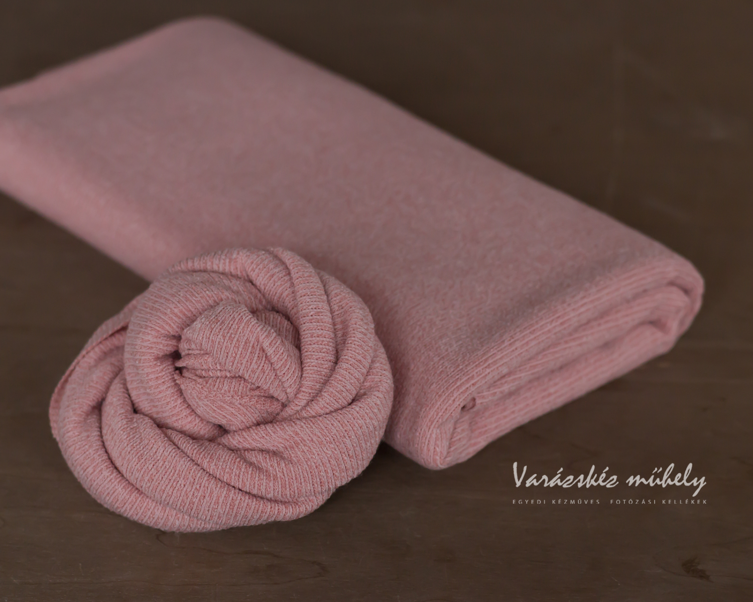 Kétrészes rózsaszín kötött szett: babzsák takaró, és elasztikus wrap