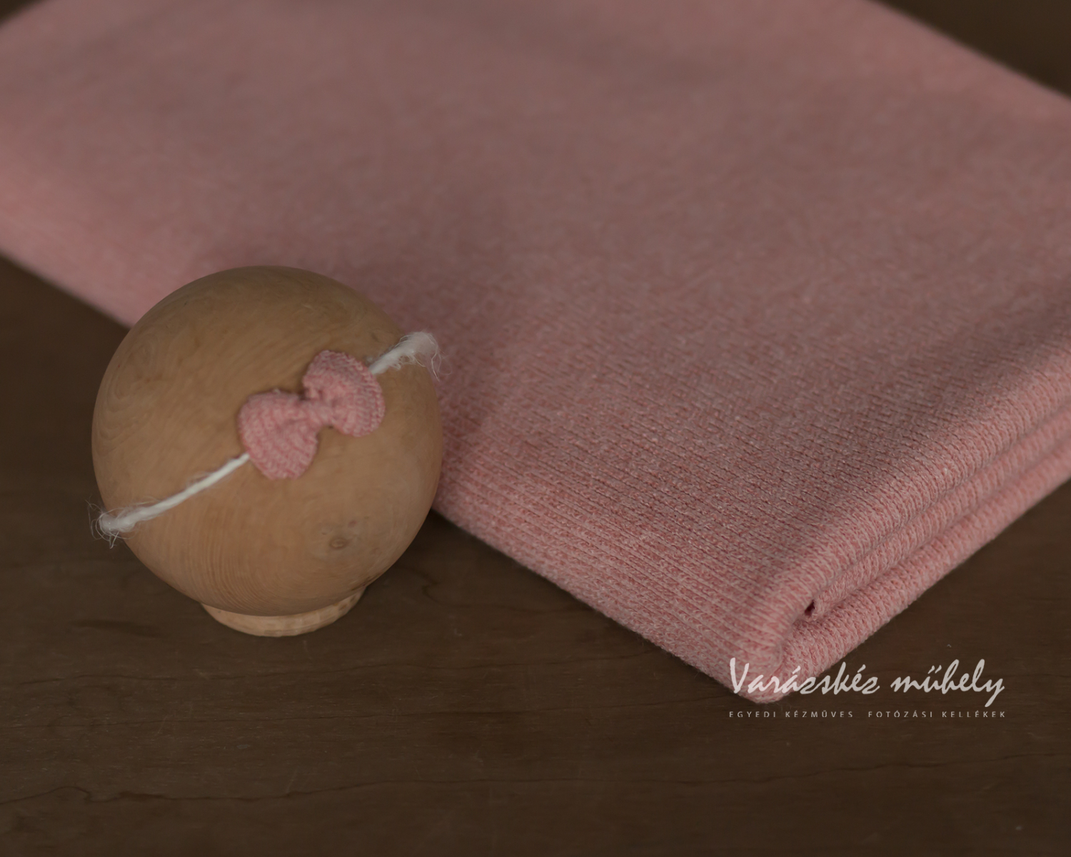 Kétrészes rózsaszín kötött szett: babzsák takaró, és újszülött fejpánt