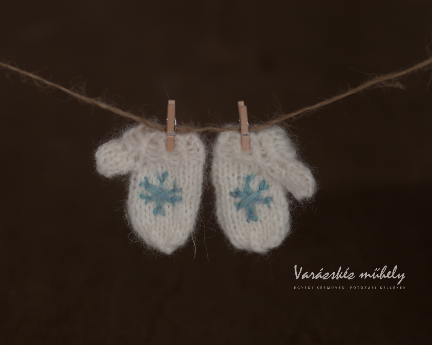Törtfehér kesztyű újszülött fotózáshoz kék hópihe mintával
