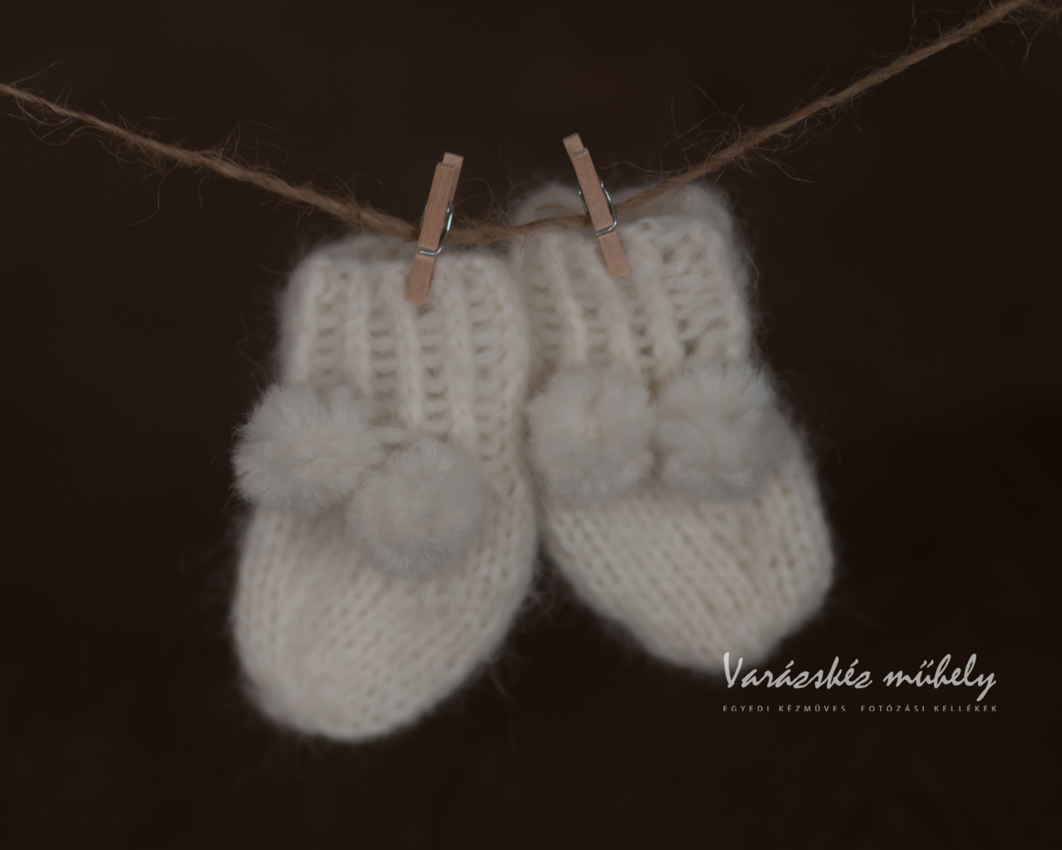Törtfehér bojtos zokni újszülött fotózáshoz