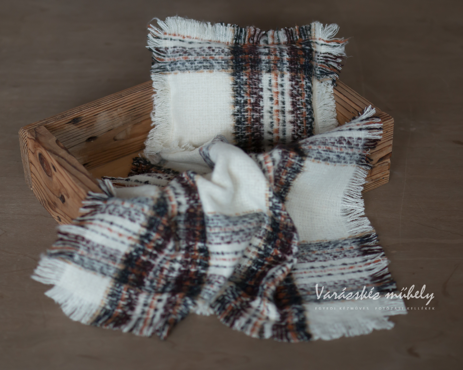 Brown-White Set: Checkered Pillow and Blanket / Layer