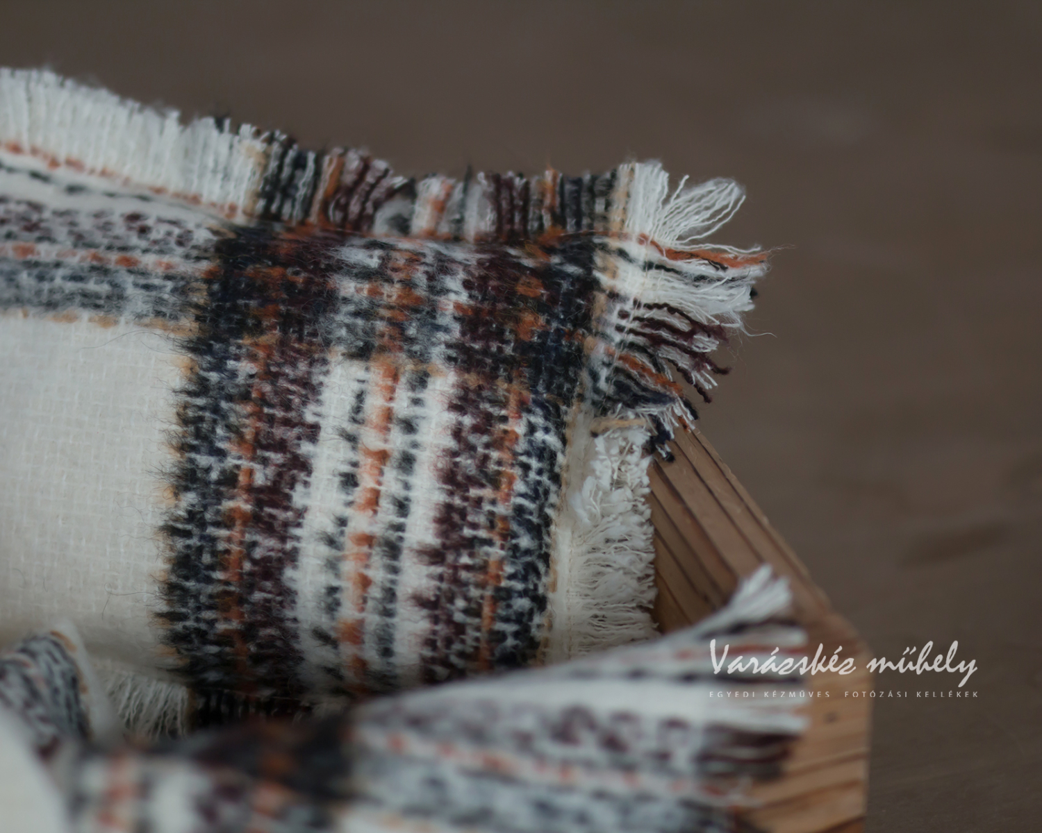 Brown-White Set: Checkered Pillow and Blanket / Layer