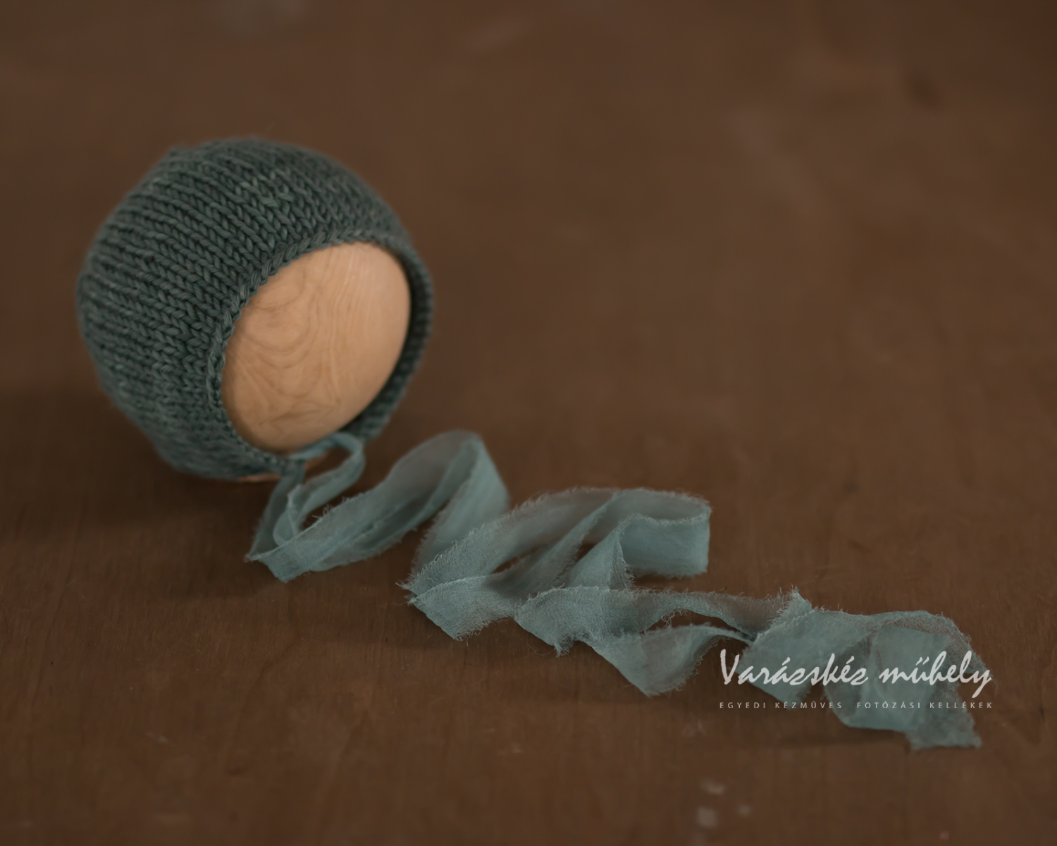 Erdőzöld színárnyalatos újszülött bonnet