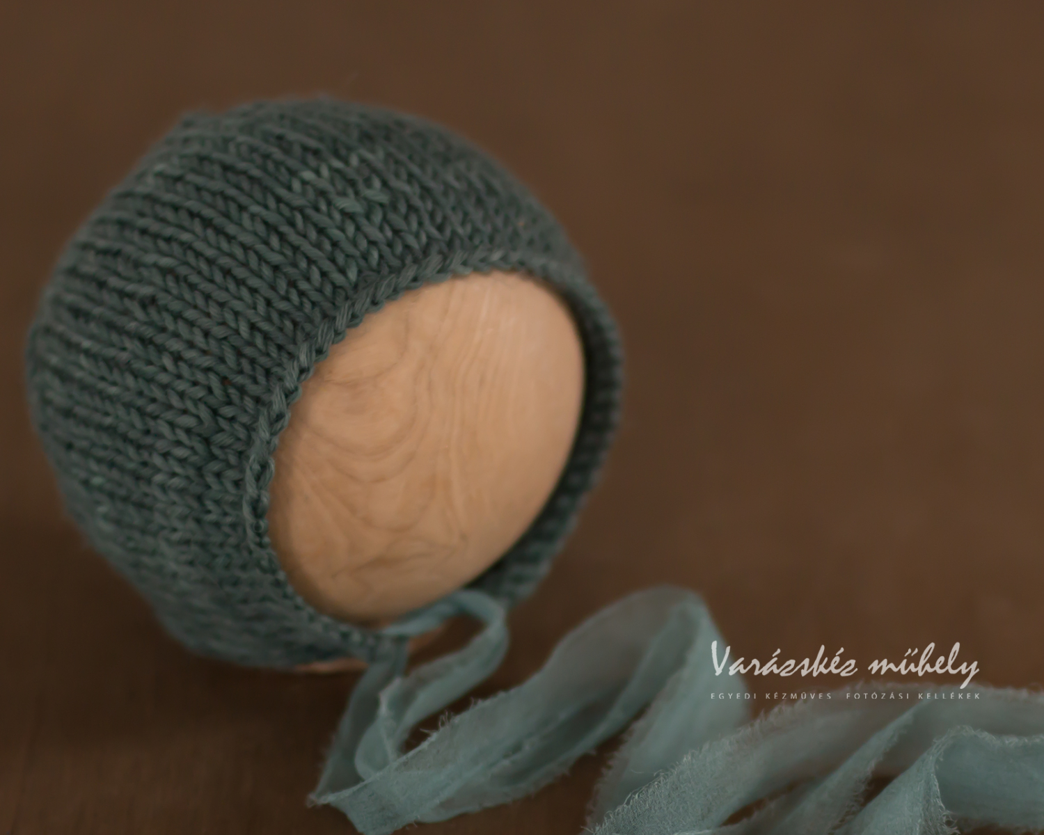 Erdőzöld színárnyalatos újszülött bonnet