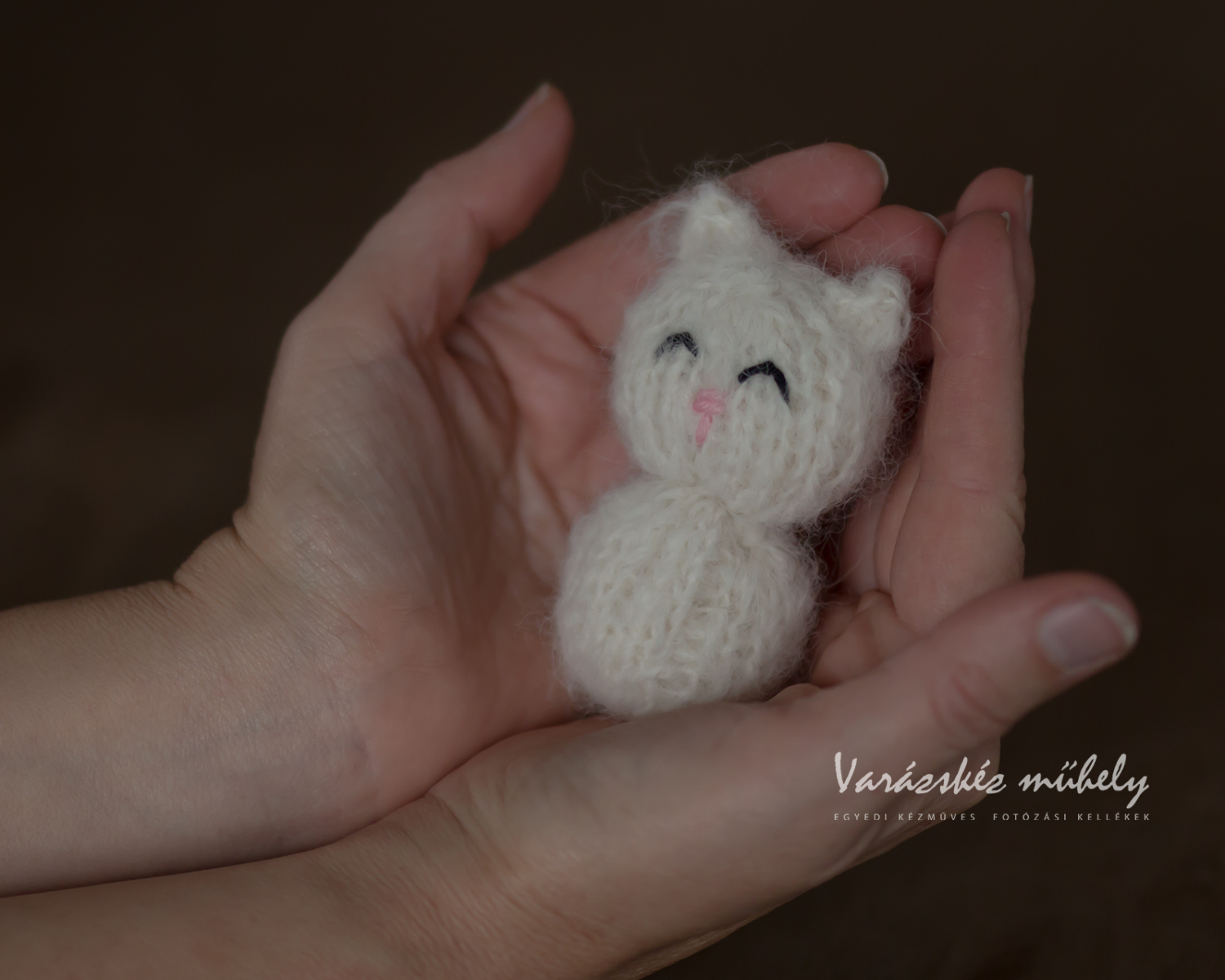 Törtfehér mini kötött cica újszülött fotózáshoz