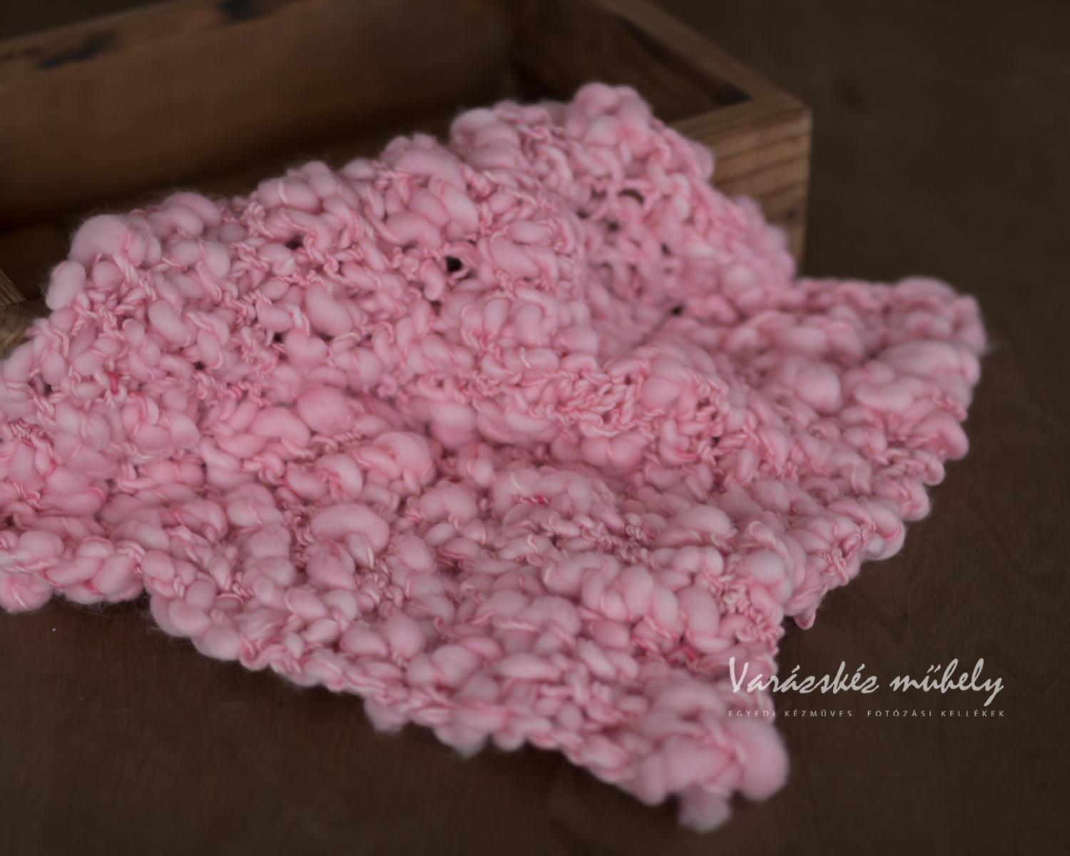 Rózsaszín kézzel font takaró különleges mintázattal