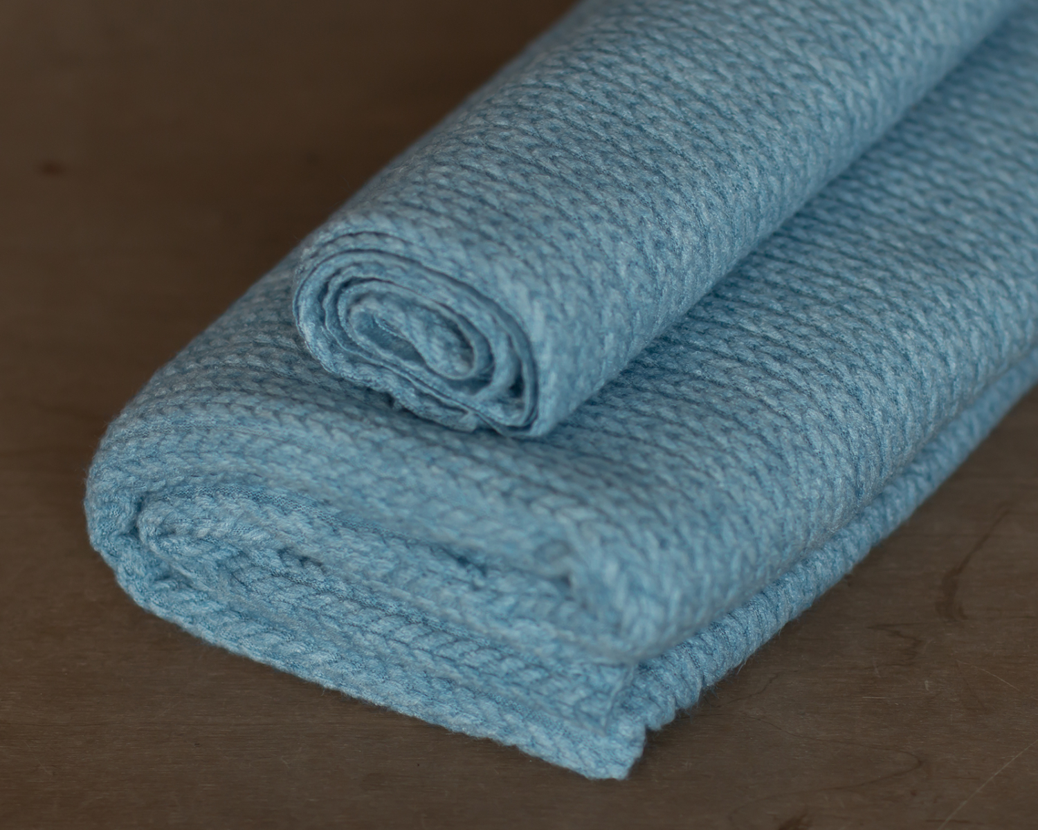 Kétrészes szett: fonott mintás kék kötött babzsák takaró és wrap